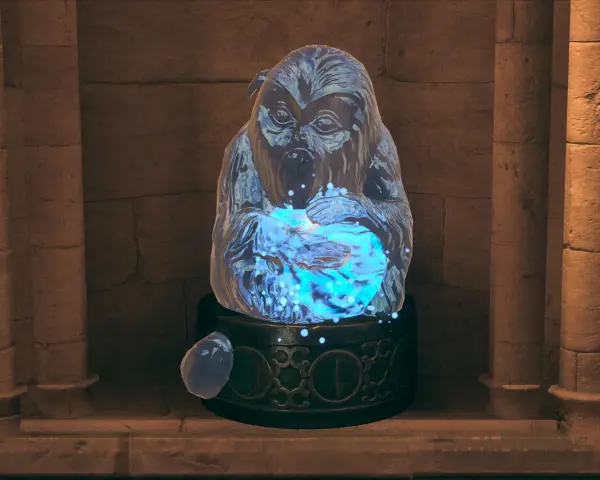 Figura de hielo con energía azul brillante, como el hombre de las lunas en Hogwarts Legacy, sobre un pedestal decorado.