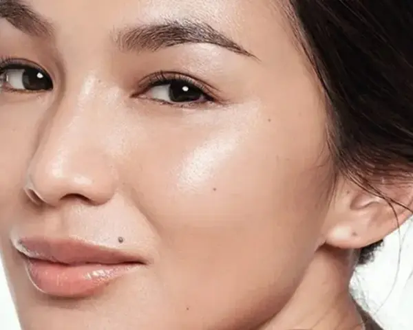 Rostro de mujer con piel radiante. Aprende cómo usar ácido glicólico para una piel luminosa y renovada.