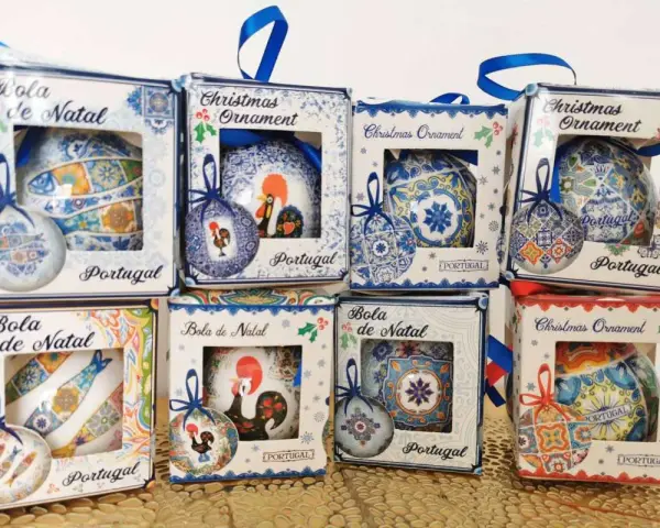 Co kupić w Portugalii? Piękne bombki choinkowe "Bola de Natal" z motywami azulejos, koguta i ryb.