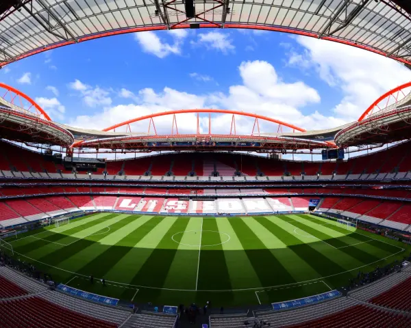 Stadion Estádio da Luz w Lizbonie, gotowy na emocje, kiedy mecze Ligi Mistrzów 2020.