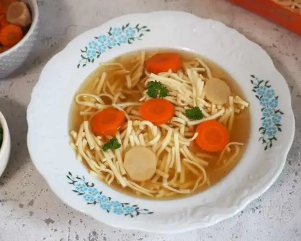 Aromatyczny rosół z kaczki z makaronem, marchewką i natką pietruszki. Idealny na chłodne dni.