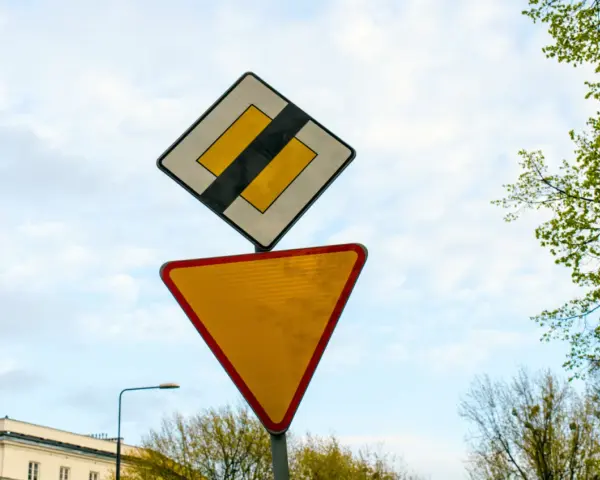 Znak "ustąp pierwszeństwa" i znak "koniec drogi z pierwszeństwem" informują o skrzyżowaniu z drogą podporządkowaną.
