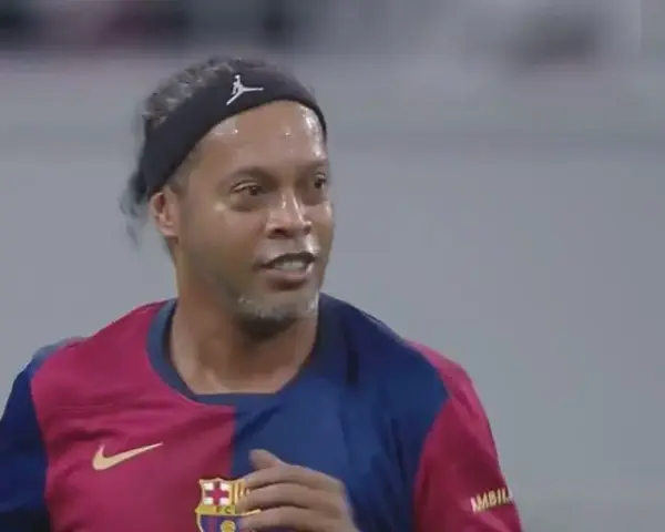 Ronaldinho w koszulce Barcelony, z opaską na głowie. Wszyscy fani zastanawiają się, czy Ronaldinho żyje, a on wciąż gra w piłkę!