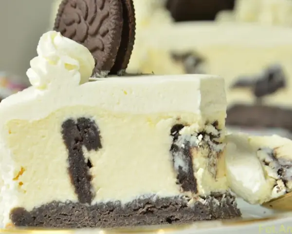 Pyszny sernik Oreo z kawałkami ciastek, idealny na deser. Ten sernik Oreo przepis to strzał w dziesiątkę!