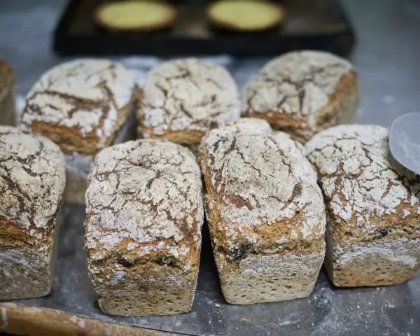 Świeżo upieczone bochenki chleba, idealne na domowy przepis. Ich chrupiąca skórka i miękki środek zachęcają do spróbowania.