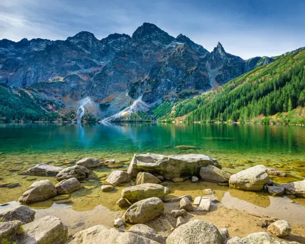 Morskie Oko, jedno z najpiękniejszych miejsc w Polsce na weekend, zachwyca krystalicznie czystą wodą i majestatycznymi Tatrami.