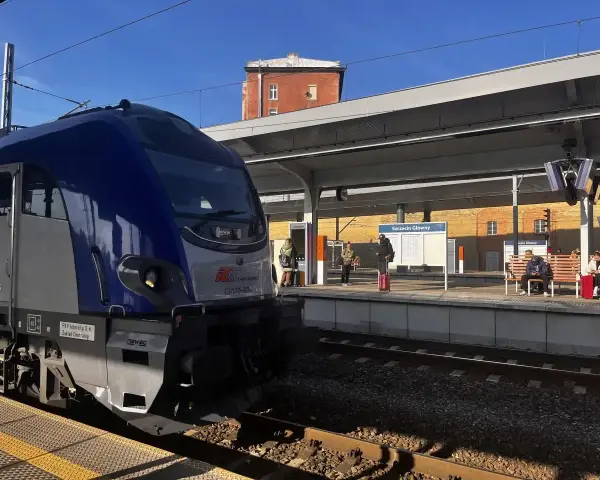 Pociąg PKP Intercity na stacji Szczecin Główny. Ludzie czekają na peronie, gotowi do podróży.