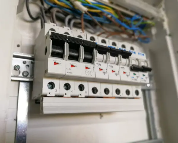 Szereg wyłączników nadprądowych w rozdzielnicy elektrycznej. Widać ich charakterystykę i oznaczenia prądowe.