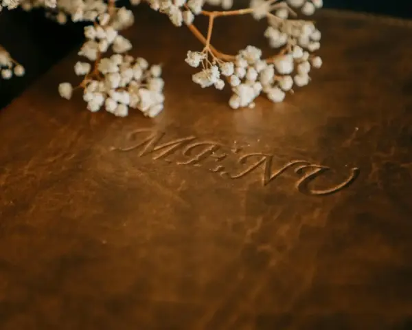 Skórzane menu weselne z napisem "MENU". Brak opcji dla wegan i alergików to objawy niedopasowania menu do potrzeb gości.