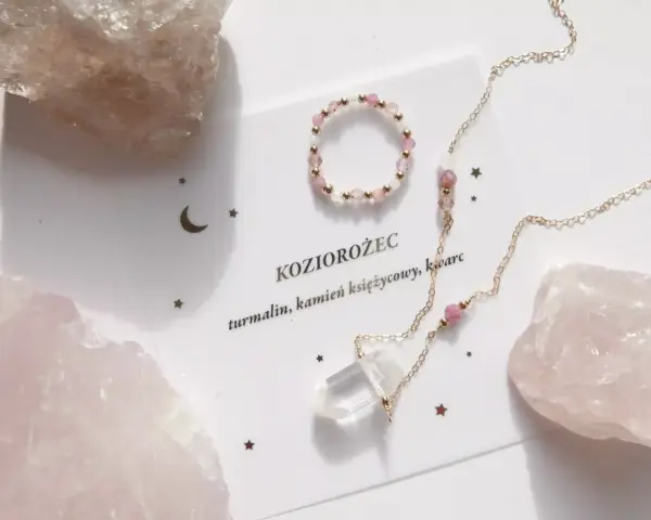 Delikatna biżuteria z kryształem i różowymi kamieniami, idealna dla Koziorożca. Czy to onyks dla jakiego znaku zodiaku?