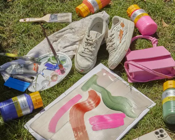 Pinceaux, palette, toiles et baskets sur l'herbe. Combien de couche de gesso sur une toile ? Difficile à dire, mais l'inspiration est là !