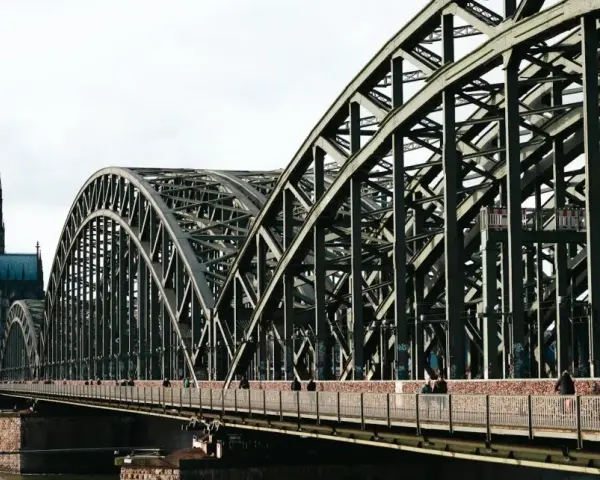 Most Hohenzollernbrücke w Kolonii, z widocznym w tle Kölner Dom. Most jest pełen kłódek miłości.