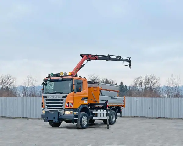 Pomarańczowy **Scania R420** z HDS gotowy do pracy. Ciężarówka z podnośnikiem hydraulicznym i skrzynią ładunkową.