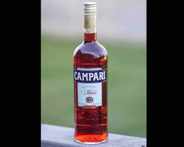 Butelka Campari, czerwonego likieru z Mediolanu, idealna do drinków. Campari co to? To klasyka!