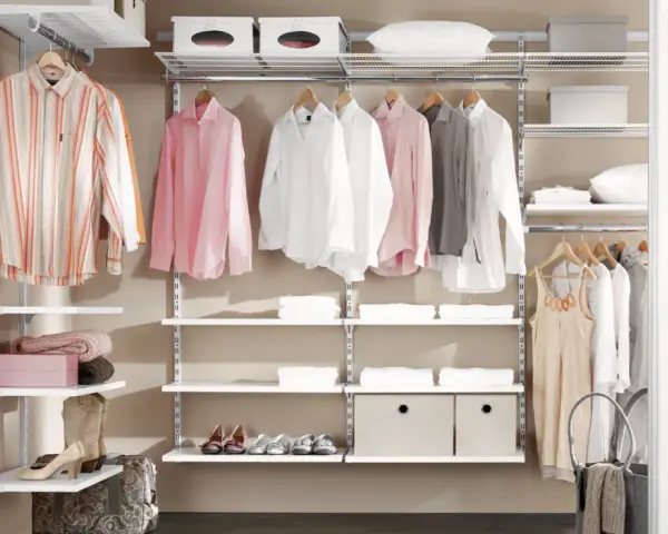 Clevere kleine Ankleidezimmer Ideen: Hemden, Kleider, Schuhe und Boxen ordentlich verstaut.