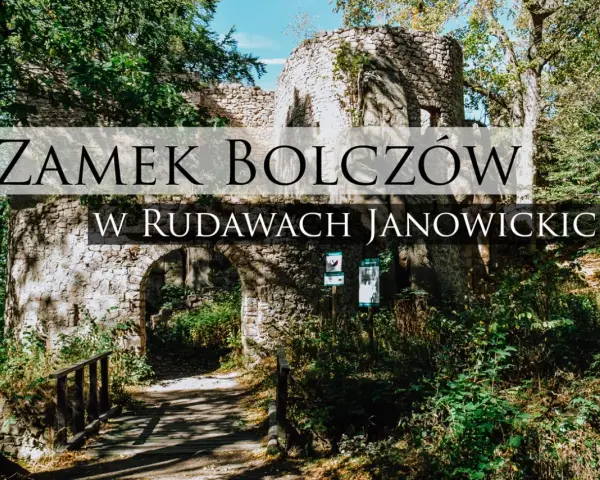 Kamienne ruiny zamku Bolczów w Rudawach Janowickich, malownicza trasa przez las.