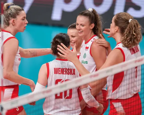 Siatkarki reprezentacji Polski świętują zwycięstwo. Uśmiechnięte zawodniczki w biało-czerwonych strojach otaczają się nawzajem.