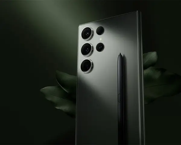 Elegancki samsung s23 aparat z piórkiem S Pen, otoczony ciemnozielonymi liśćmi.
