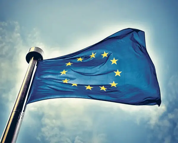 Jak wygląda flaga Unii Europejskiej? Odkryj jej symbolikę i historię