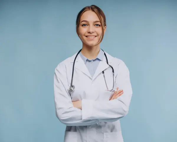 Uśmiechnięta lekarka w białym kitlu ze stetoskopem, zastanawia się, ile trwa specjalizacja z psychiatrii.