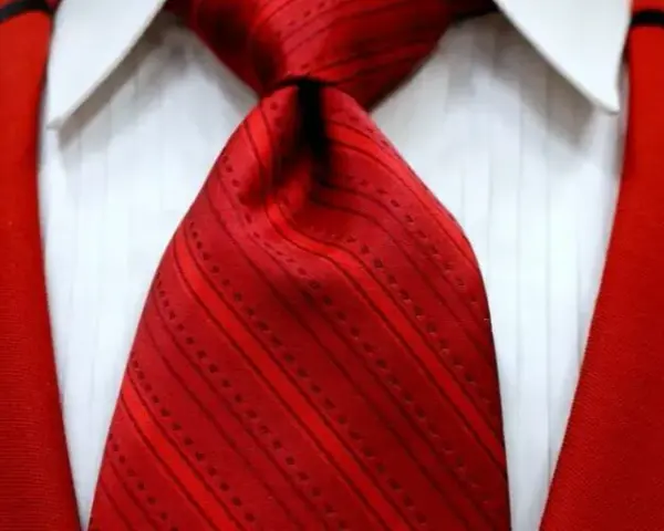 Jaką bluzkę do czerwonego garnituru wybrać, aby zachwycić?