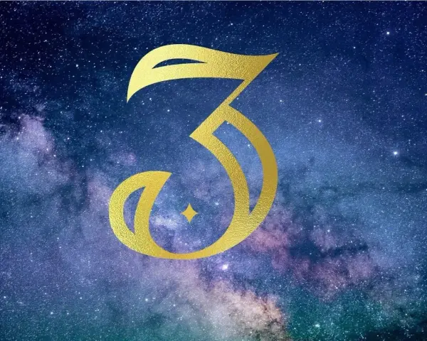 Złota cyfra 3 na tle gwieździstego nieba. Symbolizuje 3 rok numerologiczny, czas kreatywności i ekspresji.