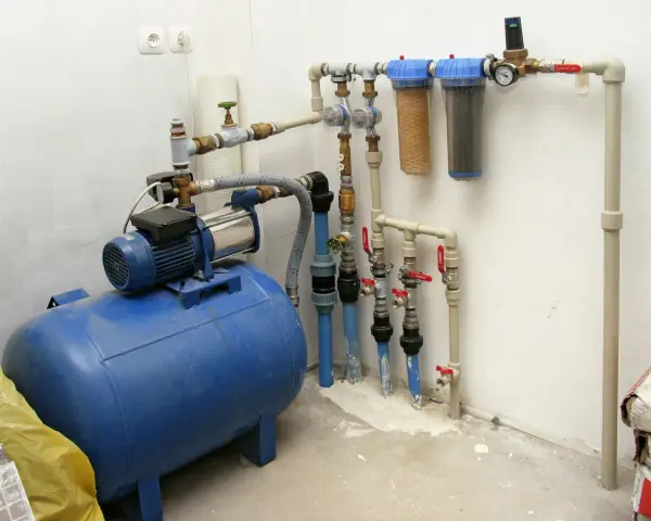 System hydroforni z pompą, zbiornikiem i filtrami wody.