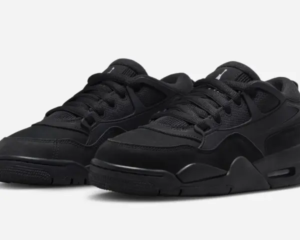 Scarpe Nike J4 completamente nere, con tomaia in pelle scamosciata e mesh, perfette per un look audace.