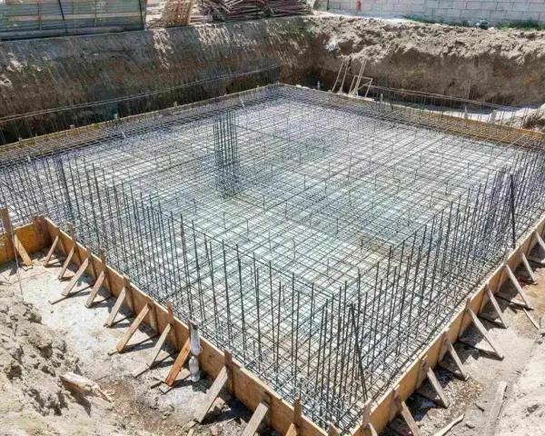 Siatka zbrojeniowa ław fundamentowych gotowa do zalania betonem. Sprawdź ławy fundamentowe cena robocizny.