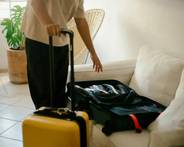 Pakowanie walizek, by dowiedzieć się, jak dokupić bagaż w Ryanair.