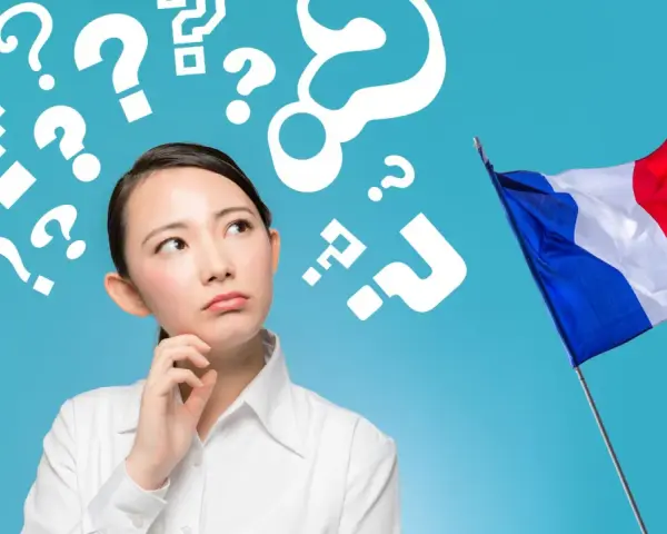 Mujer pensativa rodeada de signos de interrogación, con la bandera francesa ondeando. ¿Qué tipos de francés aprenderá?