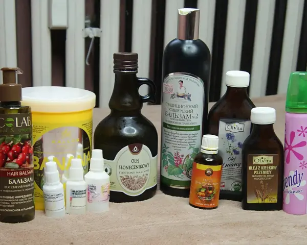 Kolekcja kosmetyków, w tym balsam do włosów i olejki, które pomogą w pielęgnacji kręconych włosów.