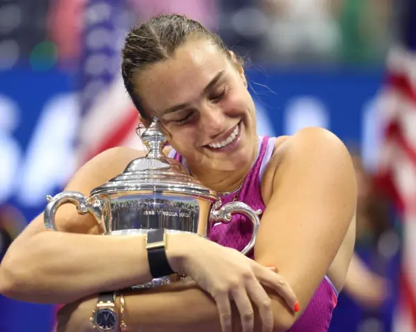 Sabalenka abraza su trofeo, un símbolo de sus logros en los Grand Slams.