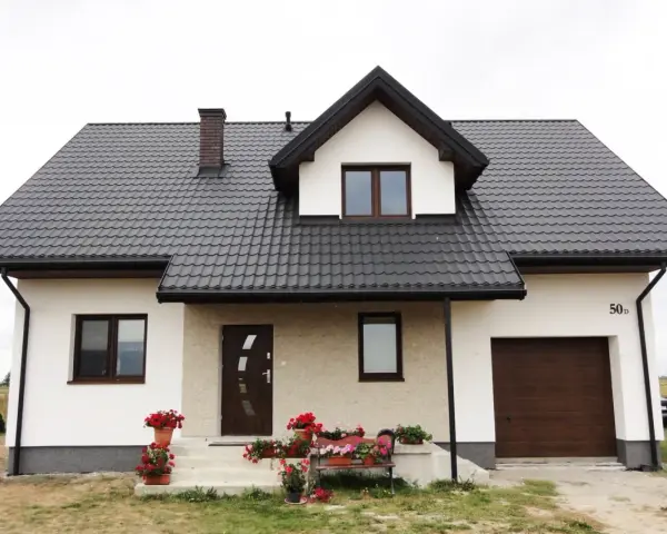 Jaki kolor elewacji do czarnego dachu i brązowych okien, aby uniknąć błędów?