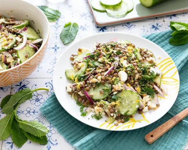 Salade de lentilles, concombre, oignon rouge et feta émiettée, garnie d'herbes fraîches. Un délice léger et coloré.