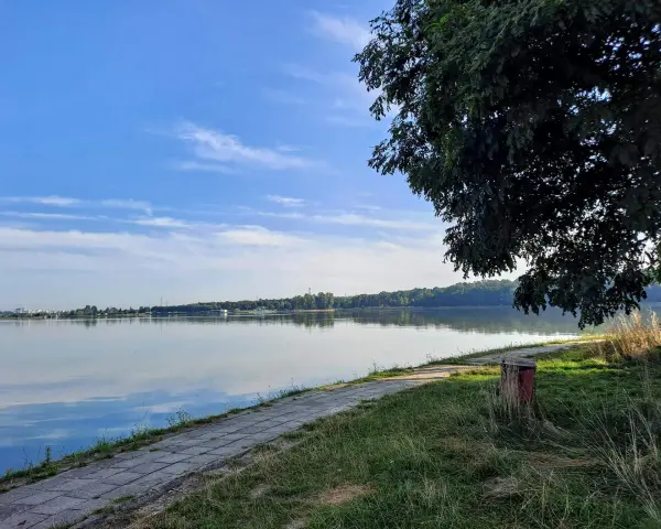 Ścieżka nad spokojnym zalewem zemborzyckim, idealna na spacer. Zastanawiasz się, ile km dookoła?