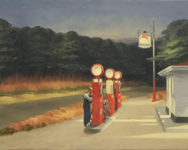 Une station-service isolée, typique des Edward Hopper paintings, avec un homme faisant le plein. L'atmosphère est calme, presque mélancolique.