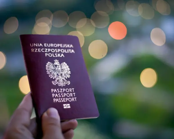 Polski paszport w dłoni, gotowy do podróży. Wkrótce wizyta w biurze paszportowym w Radomiu po nowe dokumenty.