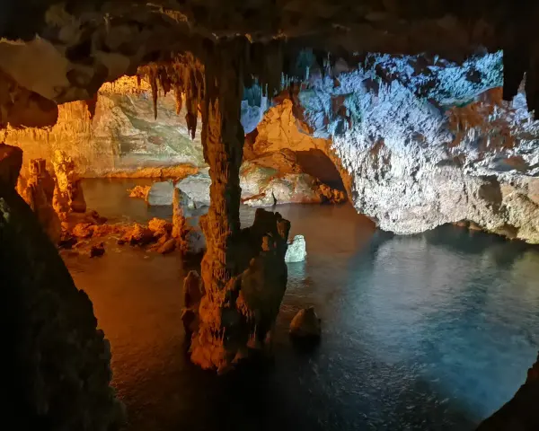 Grotta di Nettuno: un'esperienza magica per chi cerca cosa fare ad Alghero, con stalattiti e stalagmiti illuminate da luci suggestive.