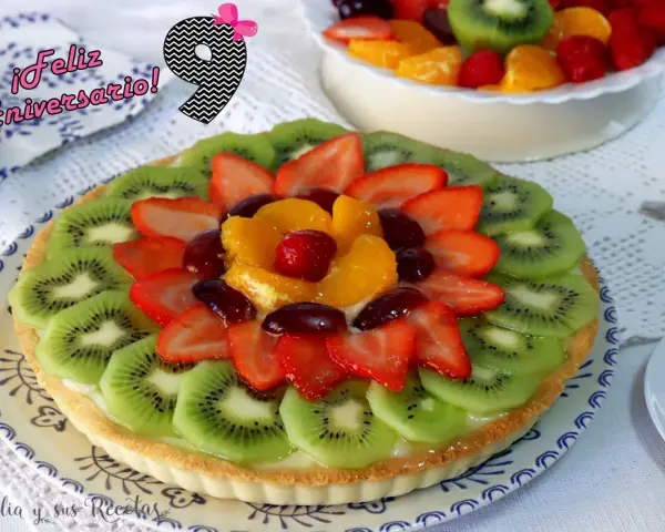 ¡Feliz Aniversario! Una deliciosa tarta de frutas con kiwi, fresas, naranja y uvas.