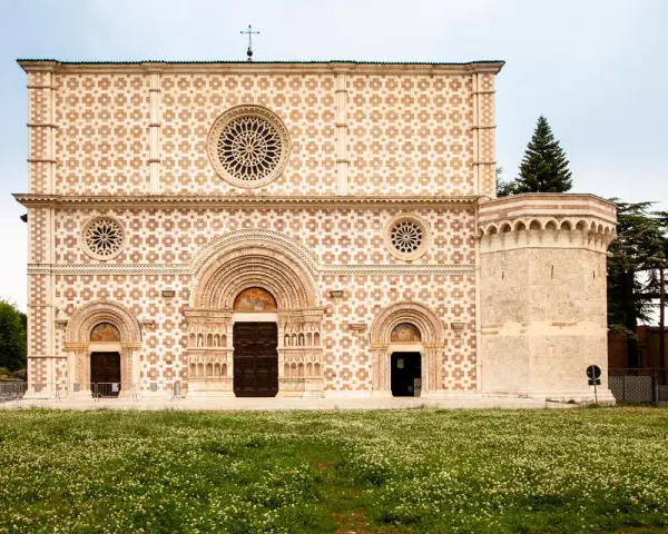 Basilica di Collemaggio, un gioiello da scoprire. Ecco cosa vedere a L'Aquila in un giorno, tra arte e storia.