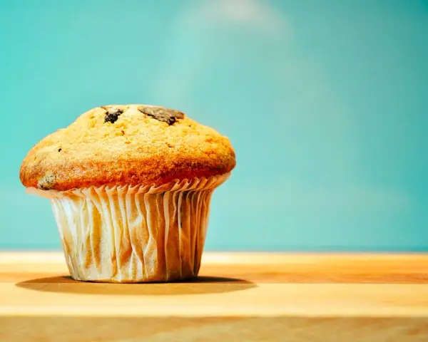 Un muffin dorato con gocce di cioccolato, perfetto per una ricetta muffin semplici.