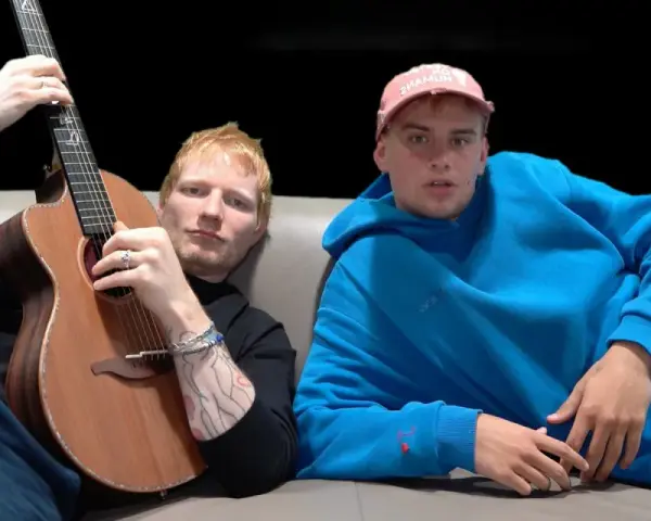 Ed Sheeran z gitarą i Yung Gravy w niebieskiej bluzie. "Azizam, co to znaczy?" - zastanawia się Yung Gravy, patrząc na tatuaże Eda.
