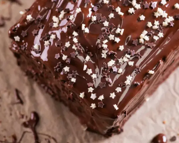 Omas Schokokuchen in Kastenform, glasiert und mit Sternchen verziert. Ein süßer Genuss, der Kindheitserinnerungen weckt.