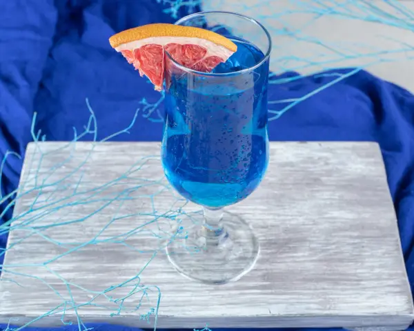 Niebieski gin: Z czym pić? Odkryj przepisy i magiczny efekt koloru