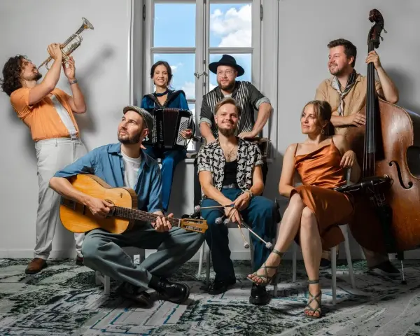 Warszawska Orkiestra Sentymentalna: siedmioro muzyków z trąbką, gitarą, akordeonem, kontrabasem i perkusjonaliami.