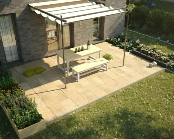 Moderne garten terrasse ideen: helle Steinplatten, Pergola mit Sonnensegel, Holztisch mit Bänken, grüne Beete und Rasen.