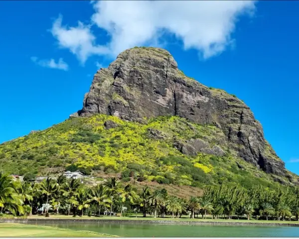Mauritius pogoda marzec: majestatyczna góra porośnięta zielenią, palmy, jezioro i błękitne niebo.