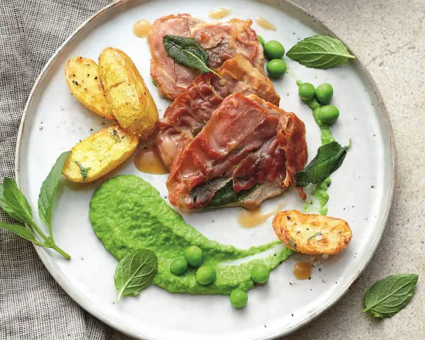Saltimbocca Rezept Original: Zarte Kalbsschnitzel mit Salbei und Prosciutto, serviert mit Erbsenpüree und Rosmarinkartoffeln. Ein Fest für die Sinne!