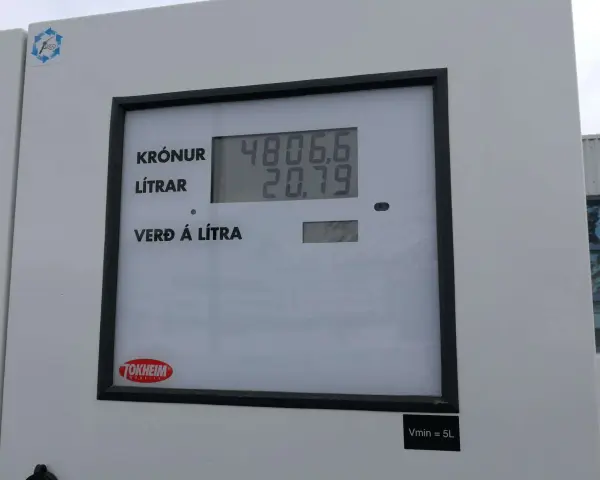 Wyświetlacz dystrybutora paliwa pokazuje cenę paliwa Islandia: 4806,6 koron za 20,79 litra.